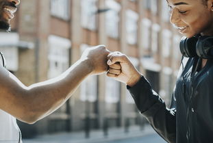 爱游戏体育APP下载-NBA球员比赛中非语言沟通方式及战术作用，nba说话